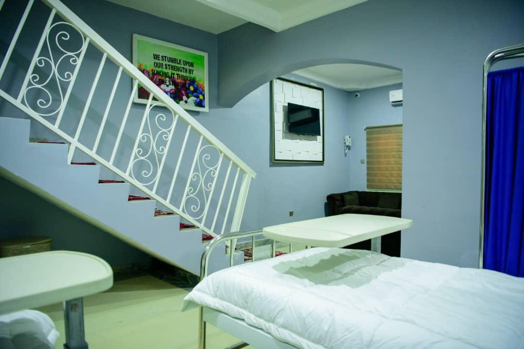 A residential rehabilitation room arranged for rest and reflection